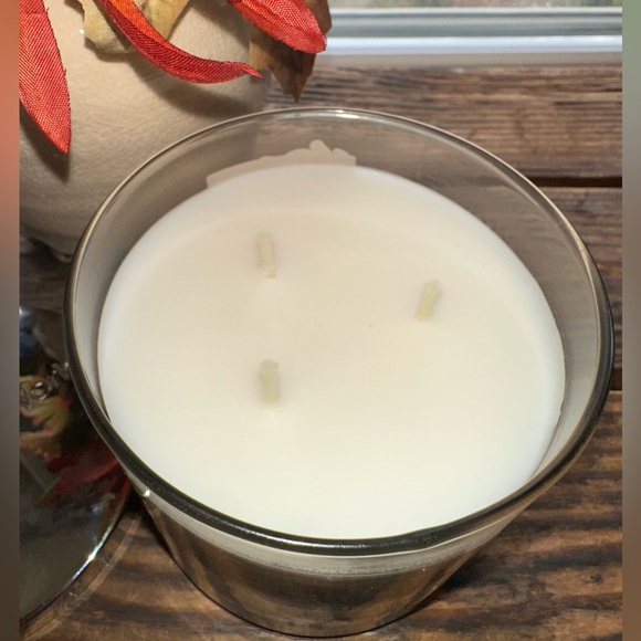 Bath & Body White Barn Cinnamon Spiced Vanilla Candle~NWT - Picture 2 of 6
